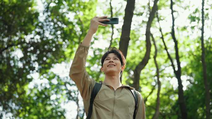 年轻人爬山登山攀登拍照4K素材