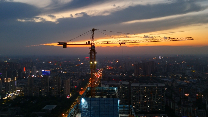 城市夜景下的塔吊建设城市建设