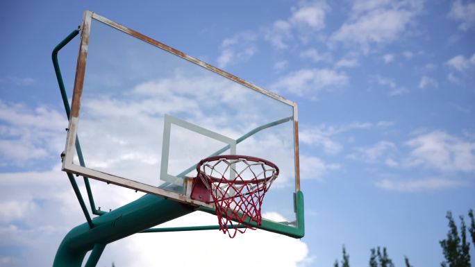 篮球架下的晴空