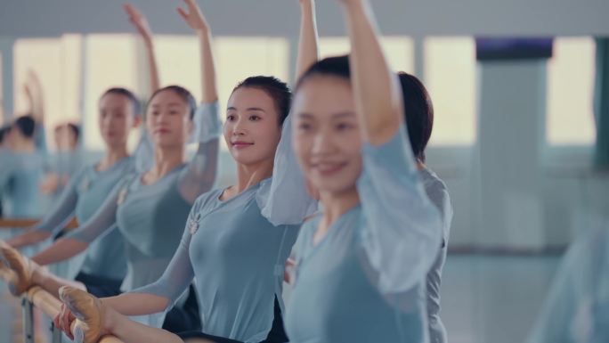 大学生女子舞蹈团社团表演老师指导学生排练