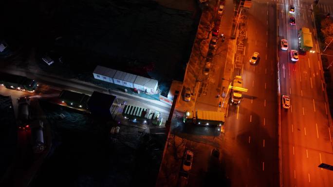 夜晚城市工地渣土车进出装土运输排队进场