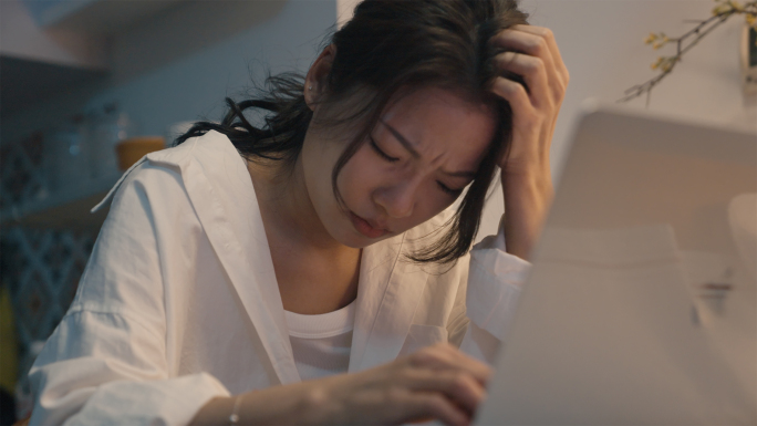 在家加班疲惫状态