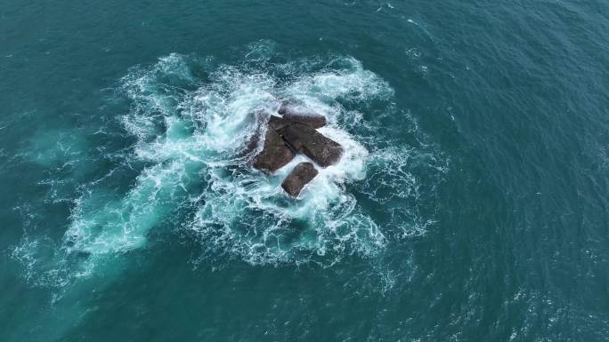 蓝色大海礁石激浪