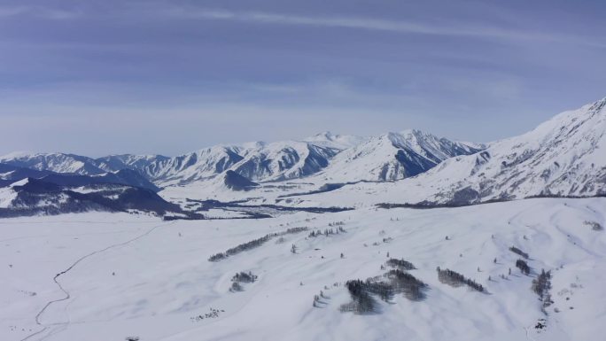 新疆阿勒泰地区冬季雪山风光