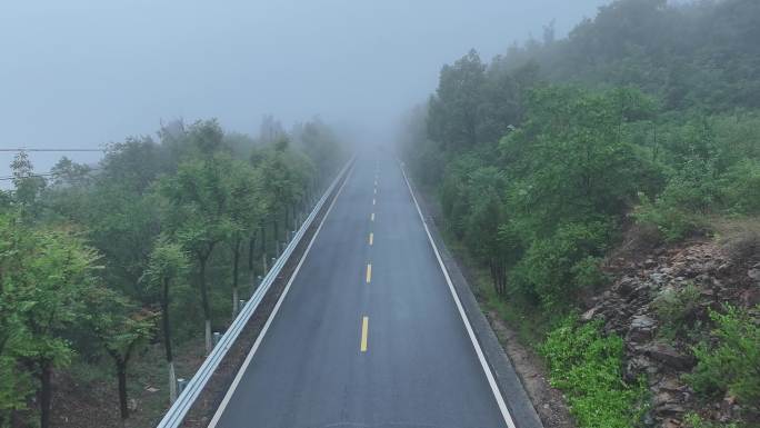 汽车行驶在迷雾山路