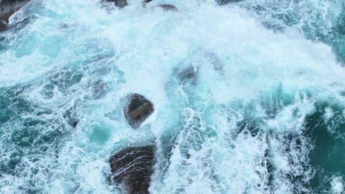 汹涌海浪与礁石的碰撞