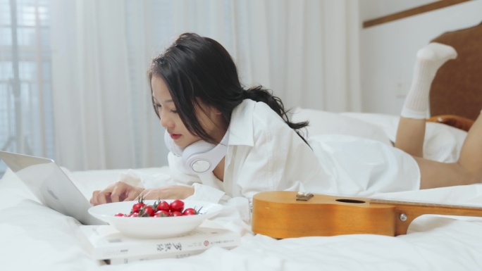 床上办公的舒适生活