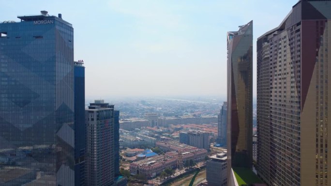 摩根设计的住宅公寓综合体天际线建筑，位于金边市的托尔巴萨克河附近的峰景公寓1号和2号塔楼，笼罩在雾霾
