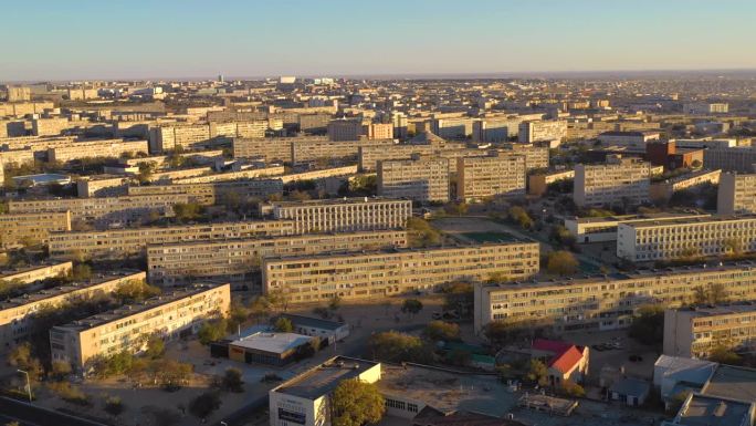 AKTAU, KAZAKHSTAN - 2025年2月1日：日落时分，阿克套城市景观的航拍视角，建筑