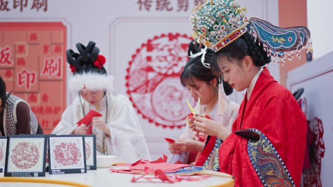 原创 集市穿汉服剪纸 传统节日手工剪纸