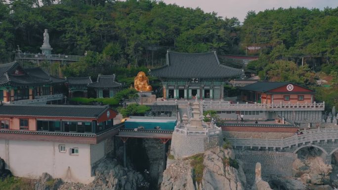韩国釜山 - 2024年10月19日：在迷人的海滨地点探索风景如画的海岸建筑，包括寺庙和雕像。