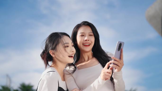 美女闺蜜华为手机拍照自拍跳舞4K素材
