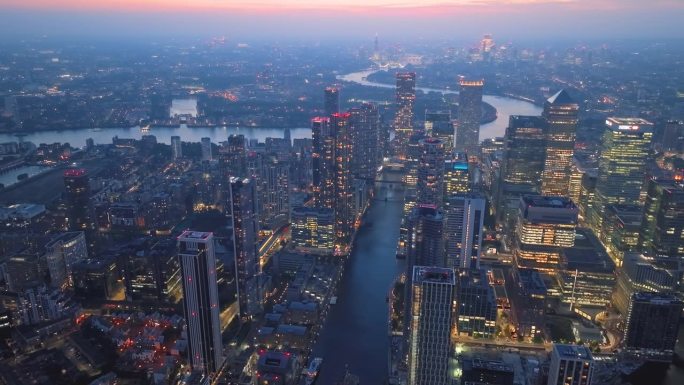 黄昏时分的金丝雀码头和伦敦天际线鸟瞰图，英国伦敦。