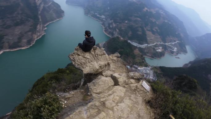穿越机鹰嘴岩跳崖俯冲长江航拍