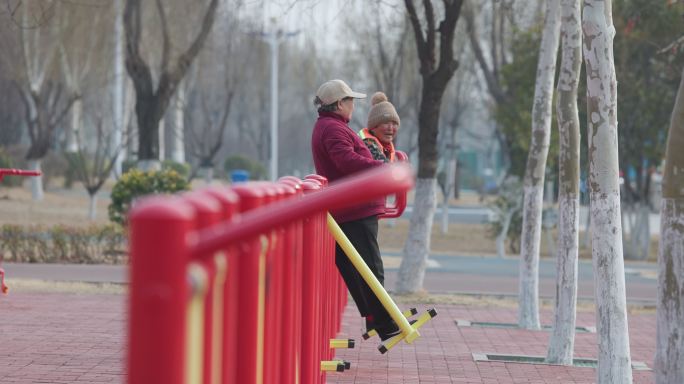 在公园健身器材上锻炼