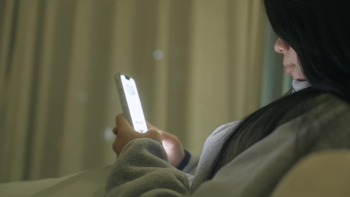女人夜晚玩手机熬夜失眠刷手机看网剧短视频