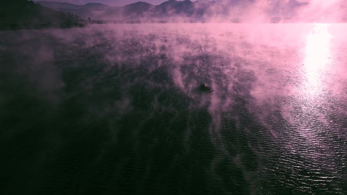 三段泸沽湖日出晨雾