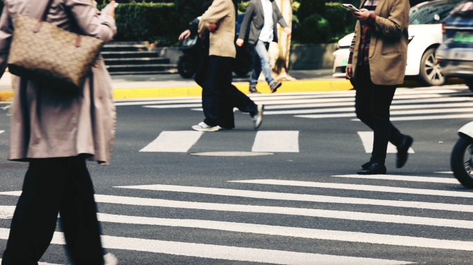 城市街道行人过马路