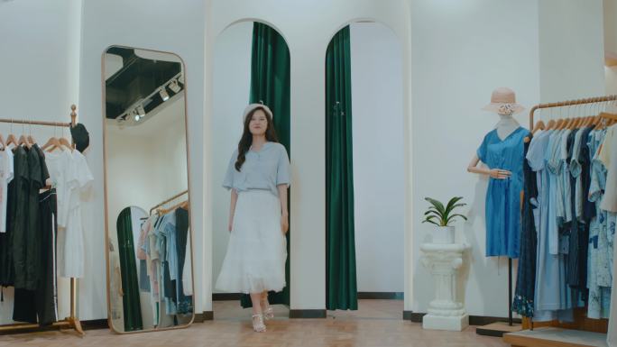 优雅女性在服装店试穿新裙子