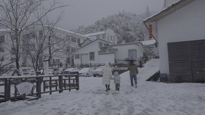雪后村庄亲子漫步