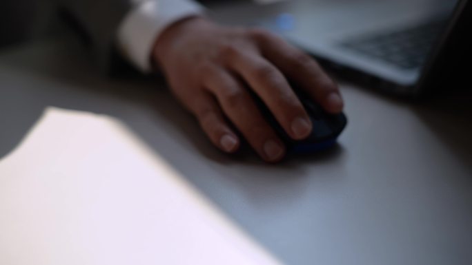 商务人士使用笔记本电脑办公 职场人士电脑
