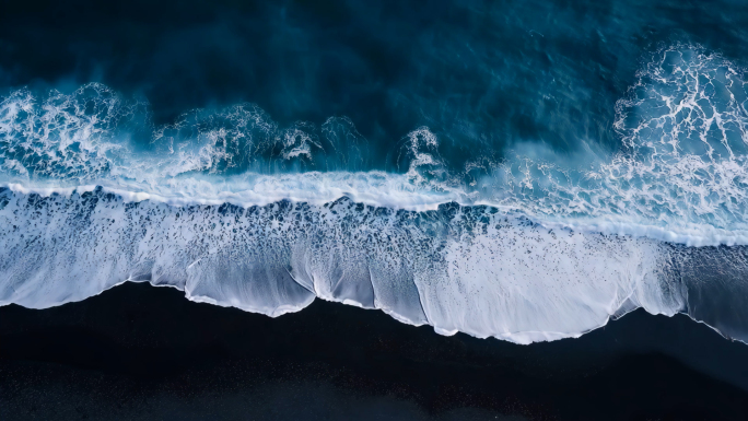 航拍鸟瞰潮汐海浪拍打沙滩成泡沫