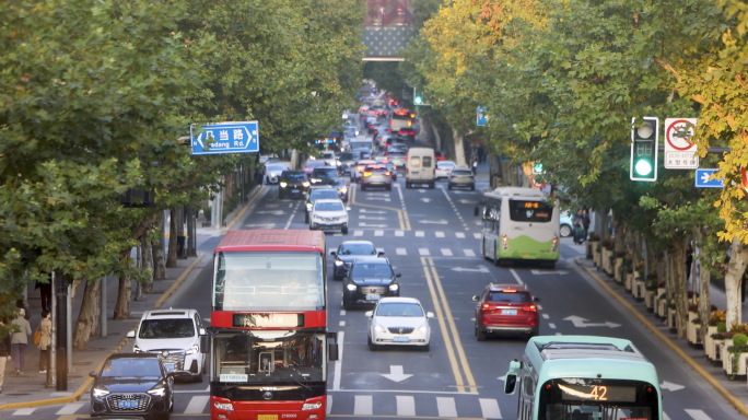 清晨上海车流繁忙城市街道交通