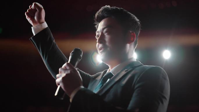 商务人物演讲演说话筒舞台聚光灯振奋背影