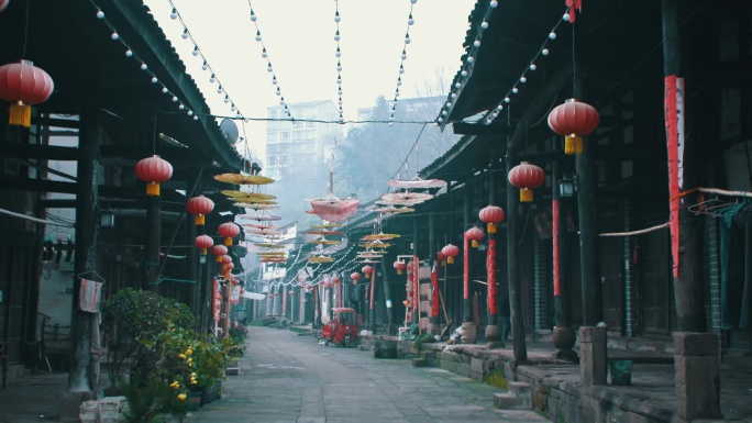 电影感清晨老街宁静古镇街道氛围特写