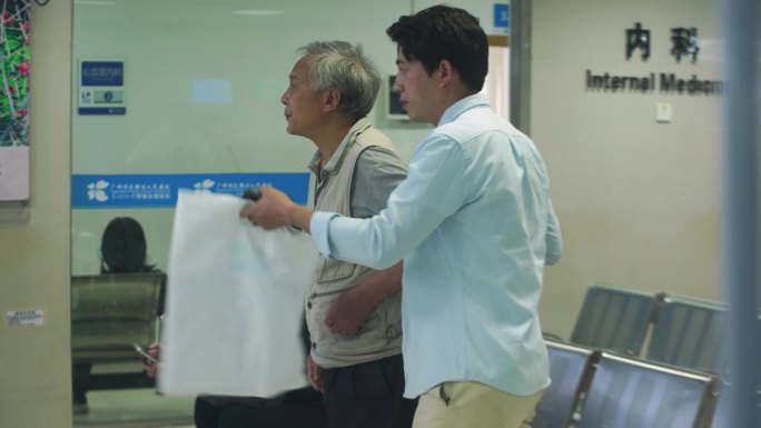 老人看病去医院看病扫码医保缴费4K素材