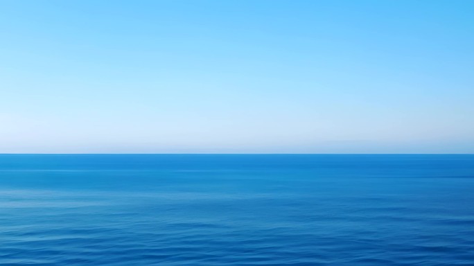 平静的海面与天空背景