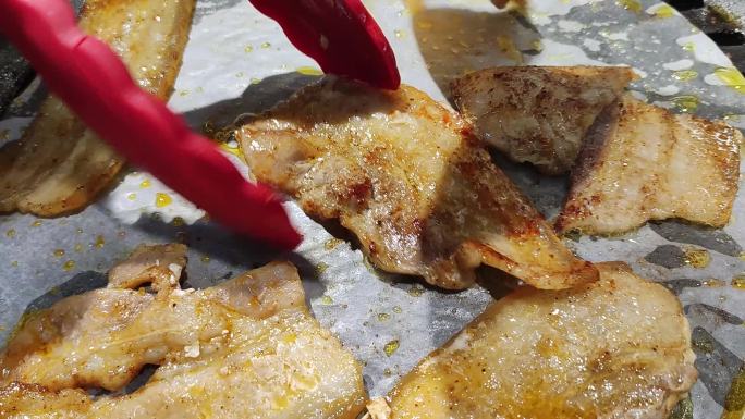 烤五花肉滋滋冒油