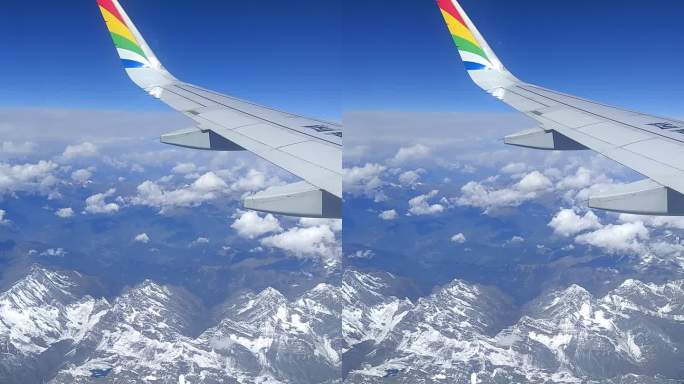 飞机舷窗外的雪山云海