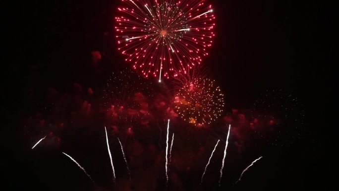 无缝循环的真实烟花表演庆祝活动，五彩缤纷的新年烟花。