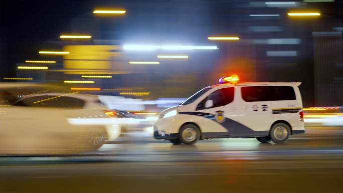 慢门抽帧夜晚警车和摩托车巡逻飞驰在街道上