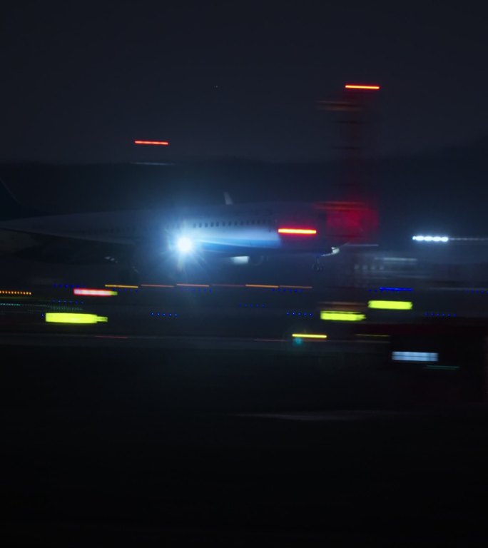 夜间飞机降落机场竖屏
