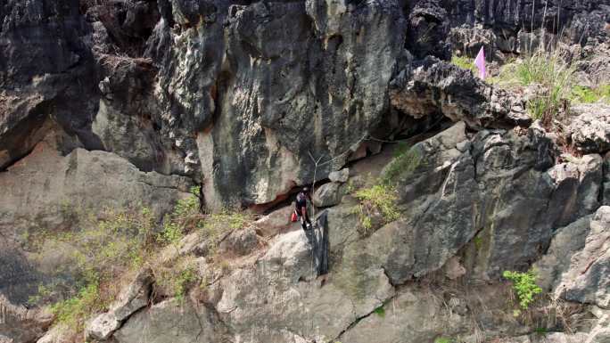 广西平果龙养天坑 山地徒步挑战自然