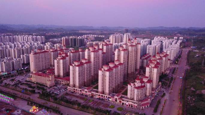 夕阳下的高层住宅建筑群