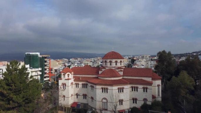 航拍升起推进，揭示希腊新埃里特里亚的福音教堂（Evagelistria），阴云密布的日子，4K。
