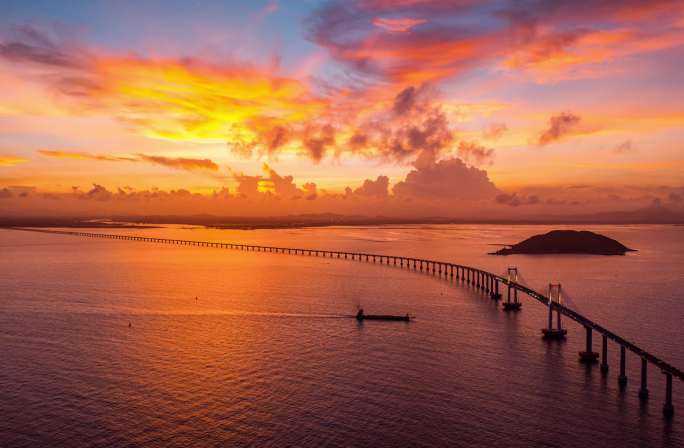 航拍壮丽跨海大桥夕阳震撼海上火烧云延时