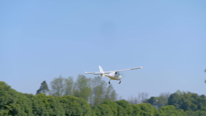 低空经济小型飞机起飞训练机场跑道飞机降落