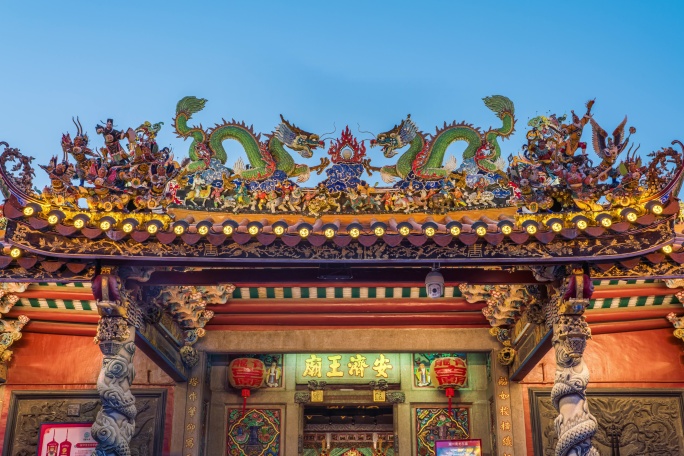 传统屋脊装饰龙腾祥云古建筑日转夜景延时