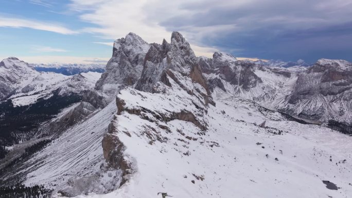 意大利雪山和山峰在云层下的鸟瞰图。