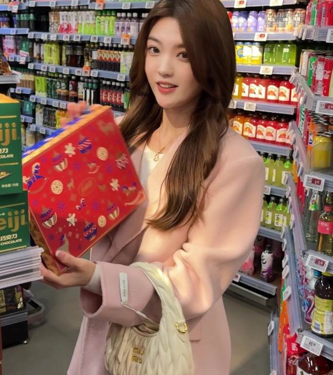 超市购物的年轻女性