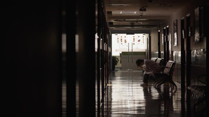医院走廊医护人员低落疲惫背影情绪镜头