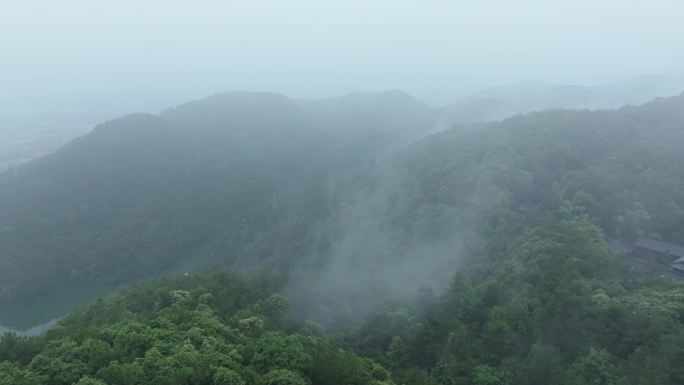 航拍雾气缭绕的山林