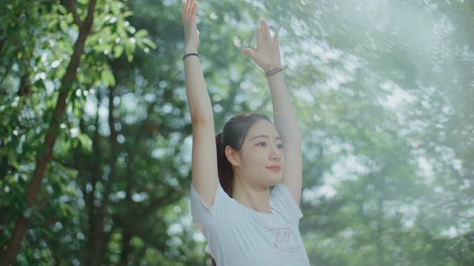 户外瑜伽美女
