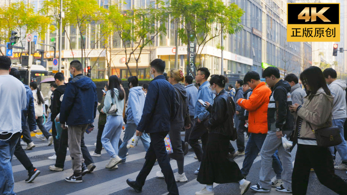 城市早高峰行人过马路车流交通出行