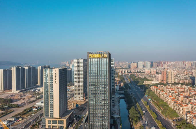 城市天际线航拍现代建筑群鸟瞰延时