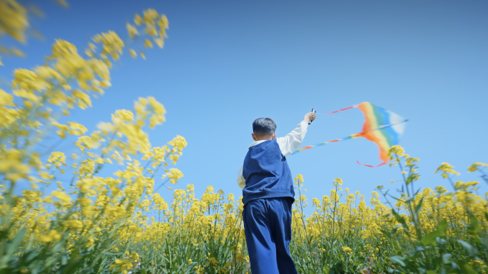 油菜花田里的童年乐趣